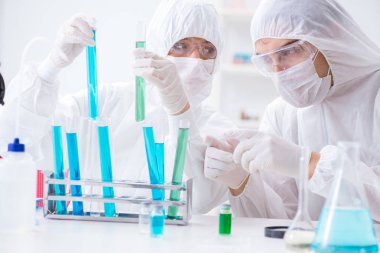 Kimya laboratuvarında çalışan iki bilim adamı.