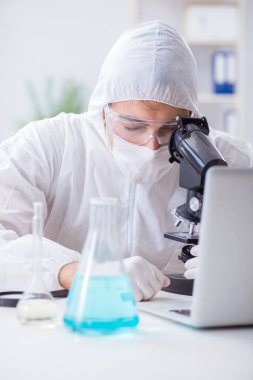 Kimya laboratuvarında çalışan iki bilim adamı.