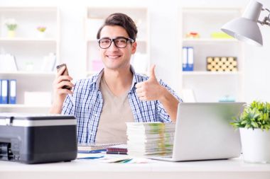 Yayınevinde hazır basılı kitapları gösteren satış asistanı