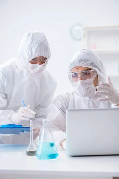 Dos científicos trabajando en el laboratorio químico —  Fotos de Stock