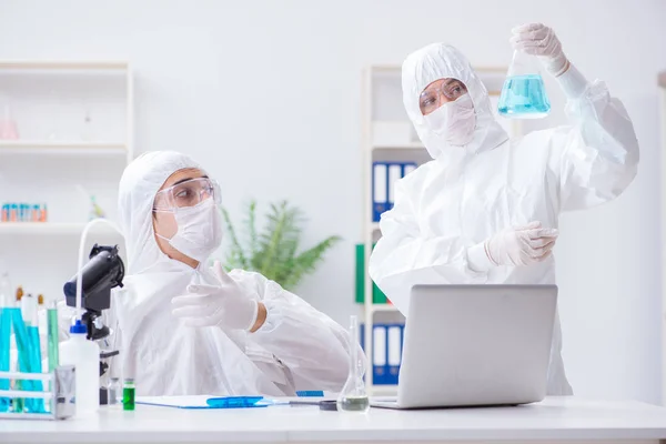 Dos científicos trabajando en el laboratorio químico —  Fotos de Stock