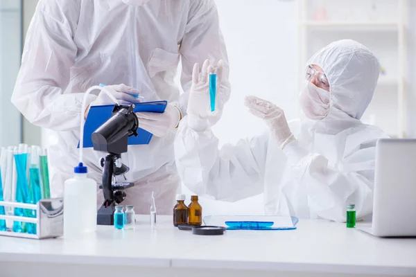 Dos científicos trabajando en el laboratorio químico — Foto de Stock