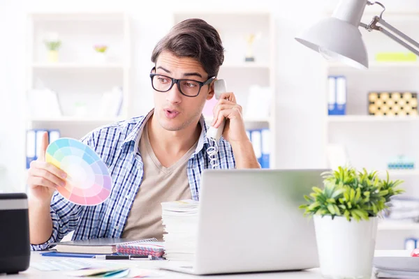 Joven diseñador eligiendo colores para un nuevo proyecto —  Fotos de Stock