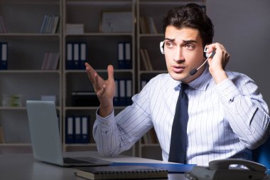 Gece vardiyasında yorgun ve bitkin bir yardımcı operatör.