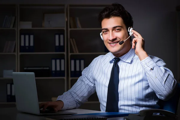 Call center operator in gesprek met de klant tijdens de nachtdienst — Stockfoto