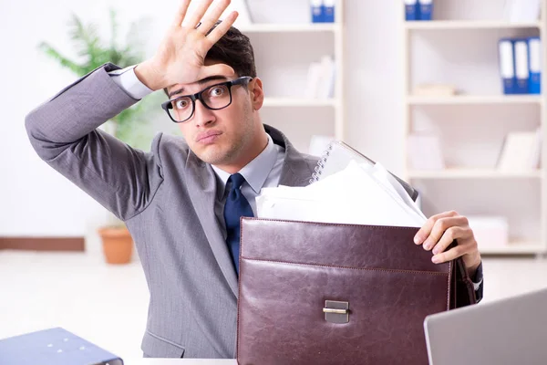 Mitarbeiter mit zu viel Arbeit mit nach Hause nehmen — Stockfoto