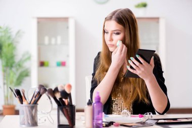 Partiye hazırlanan genç bir kadın.