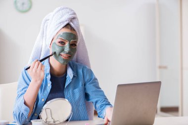 Güzellik blogcusu maske takıyor ve internet günlüğüne yüklüyor