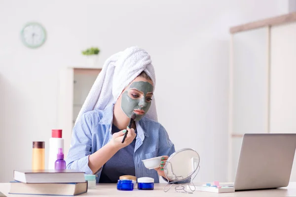 Beauty-Bloggerin trägt Maske auf und postet im Internet-Blog — Stockfoto