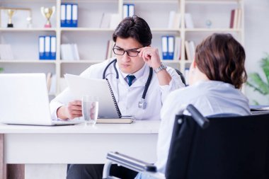 Doktorun hastaya laboratuvar sonuçlarını anlatması cesaret kırıcı.