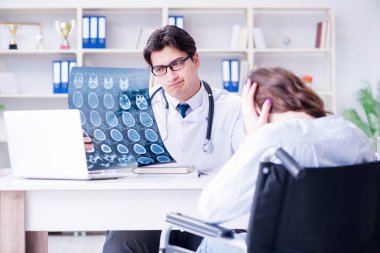 Doktor hastanın röntgen görüntüsü hakkında kötümser hissediyor
