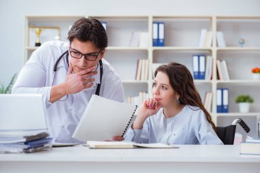 Hüsrana düzenli muayene için erkek doktoru ziyaret eden kadın hasta.