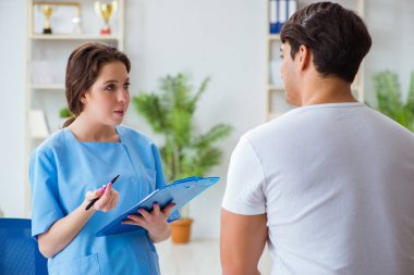 Hastanedeki her yıl düzenli kontroller için gelen hasta. 