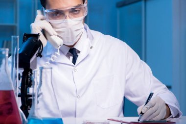Kimya asistanı kimya laboratuvarında çalışıyor.