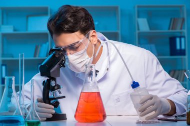 Kimya asistanı kimya laboratuvarında çalışıyor.