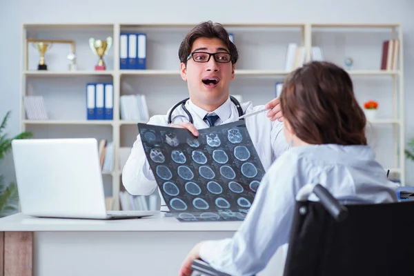 Az orvos elmagyarázza a röntgenképalkotás betegeknek — Stock Fotó