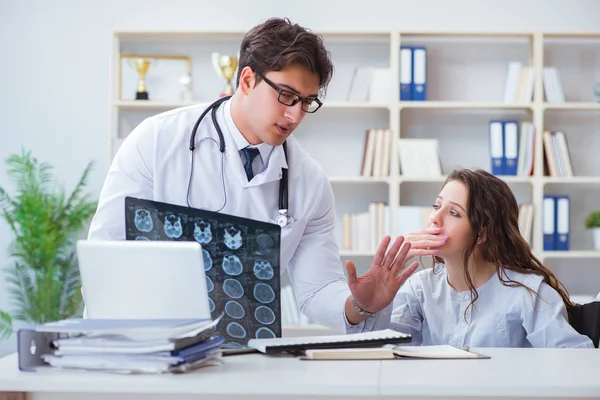 Medico sensazione pessimista circa l'immagine a raggi X del paziente — Foto Stock