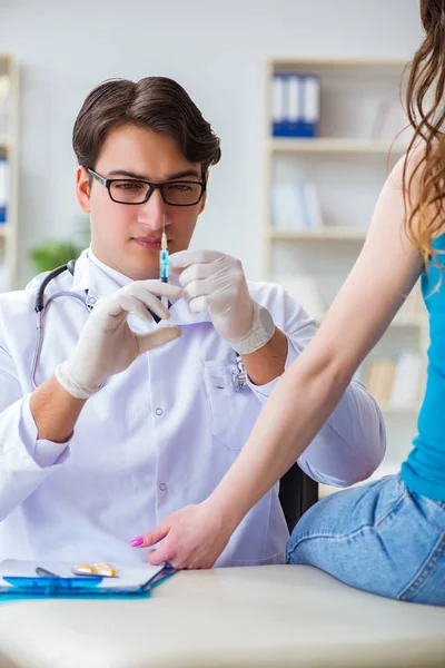 Patiënt bezoekende arts voor jaarlijkse griepprik inenting voor preve — Stockfoto