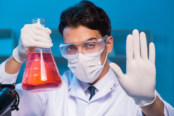 Asistente de química trabajando en el laboratorio químico — Foto de Stock