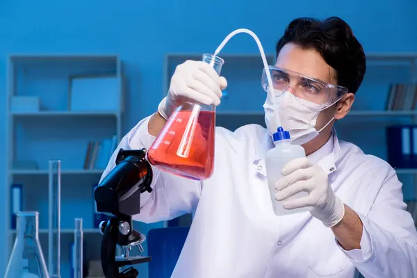Chemie assistent werkzaam in het chemisch lab — Stockfoto