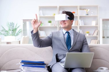 Modern teknolojide sanal gerçeklik gözlüklü bir iş adamı.