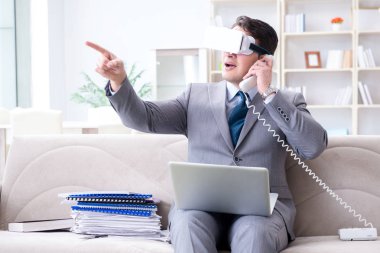 Modern teknolojide sanal gerçeklik gözlüklü bir iş adamı.