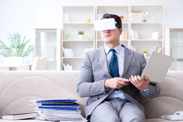 Zakenman met virtual reality bril in moderne technologie co — Stockfoto