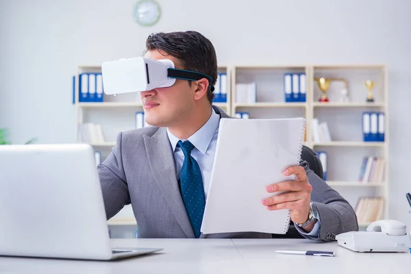 Hombre de negocios con gafas de realidad virtual en tecnología moderna co — Foto de Stock