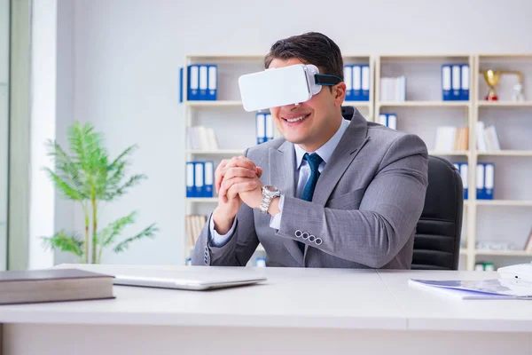 Hombre de negocios con gafas de realidad virtual en tecnología moderna co —  Fotos de Stock