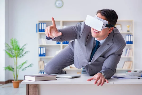 Επιχειρηματίας με γυαλιά εικονικής πραγματικότητας στη σύγχρονη τεχνολογία co — Φωτογραφία Αρχείου