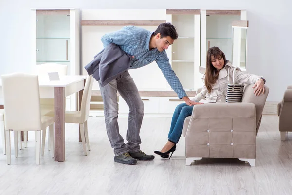 Pareja casada en la tienda eligiendo muebles — Foto de Stock