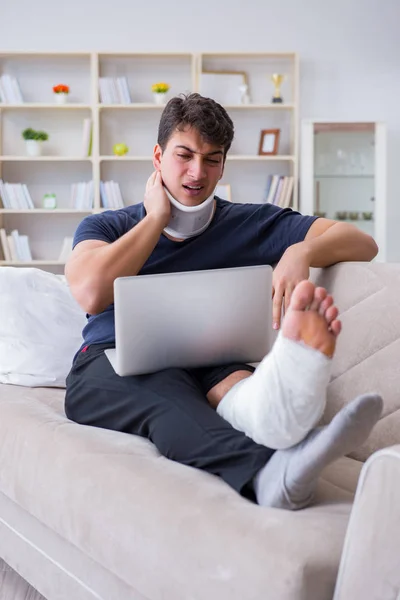 Man skadad i bilolycka återhämtar sig hemma från whiplash skada — Stockfoto