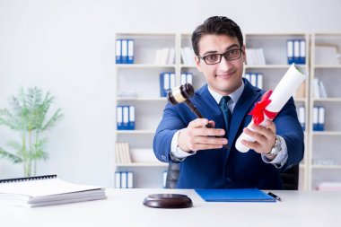 Hukuk mesleği eğitim konseptinde diploması olan katman