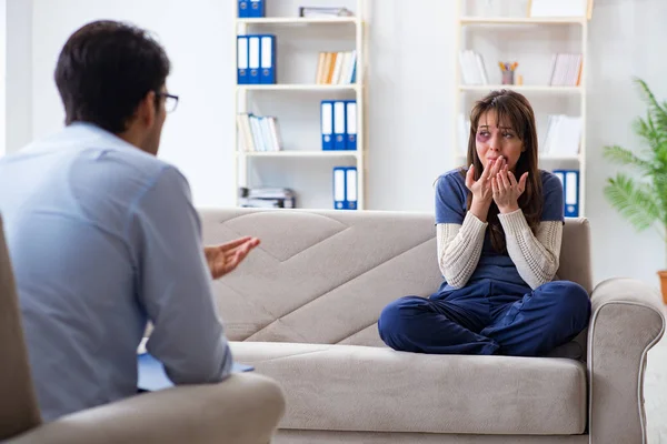 Psycholoog counseling vrouw geslagen door echtgenoot — Stockfoto