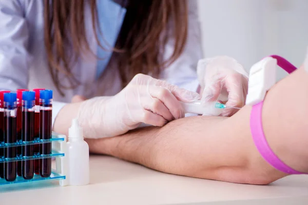 Paziente durante la procedura di prelievo degli esami del sangue per l'analisi — Foto Stock