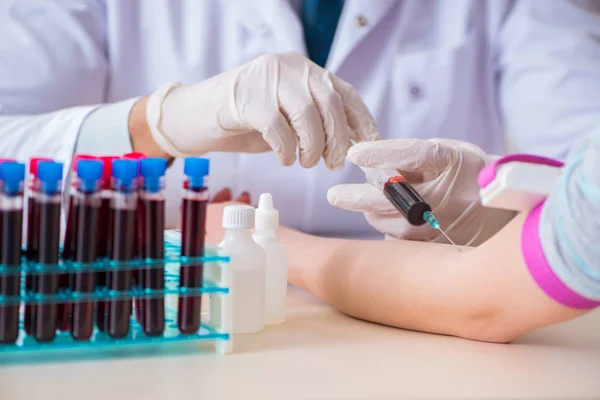 Paciente durante el procedimiento de toma de muestras de sangre para su análisis — Foto de Stock