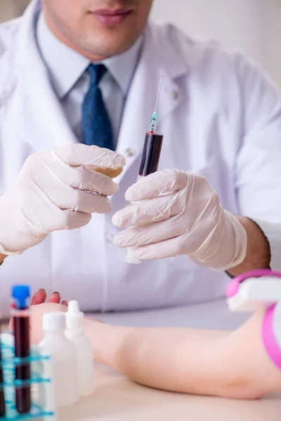 Paciente durante el procedimiento de toma de muestras de sangre para su análisis — Foto de Stock