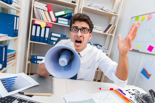 Occupato uomo d'affari frustrato arrabbiato in ufficio — Foto Stock