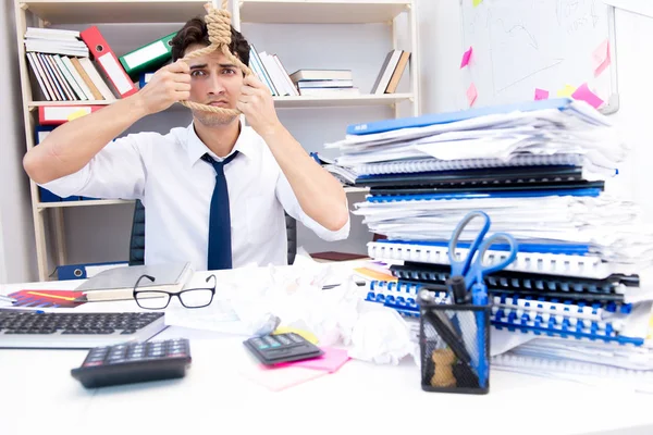 Upptagen frustrerad affärsman arg på kontoret — Stockfoto