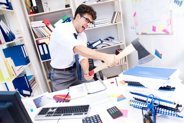 Drukke gefrustreerde zakenman boos in het kantoor — Stockfoto