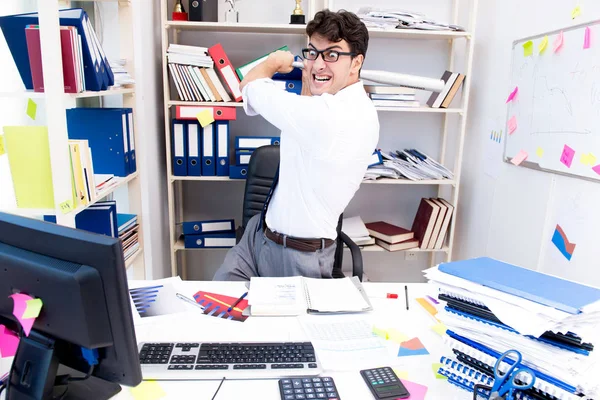 Зайнятий розчарований бізнесмен злий в офісі — стокове фото