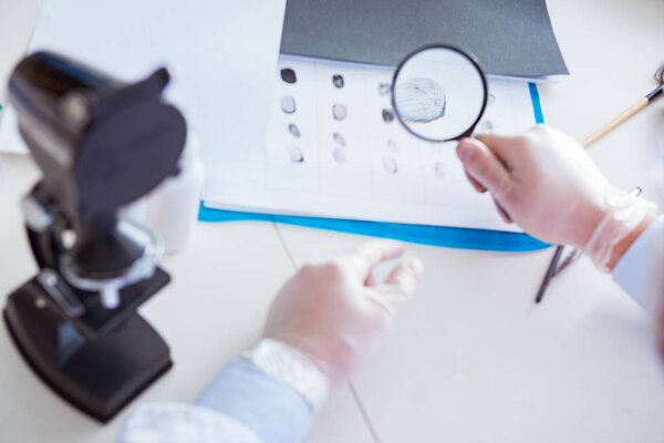 Криминолог-химик, изучающий улики преступления