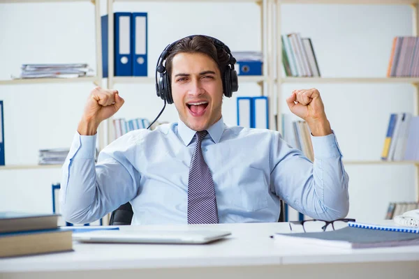 Assistente de vendas ouvindo música durante a pausa para almoço — Fotografia de Stock