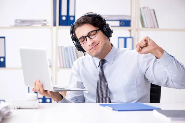 Assistente di vendita che ascolta musica durante la pausa pranzo — Foto Stock