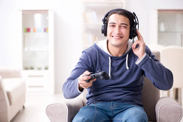 Young man playing computer games at home — Stock Photo, Image