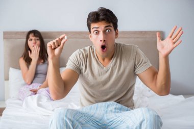 Adam hapla iktidarsızlıktan acı çekiyor.