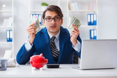 İş adamı kriz sırasındaki birikimlerini düşünüyor.