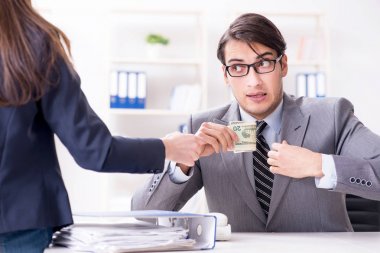 İşadamına yasaları çiğnediği için rüşvet teklif edildi