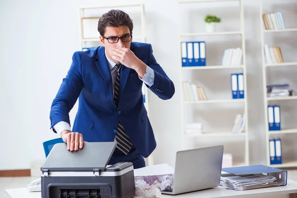 Zakenman boos op kopiëren machine jamming papieren — Stockfoto