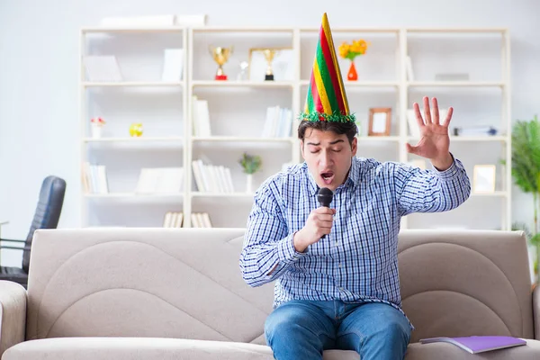 Homem engraçado cantando músicas em karaoke em casa — Fotografia de Stock